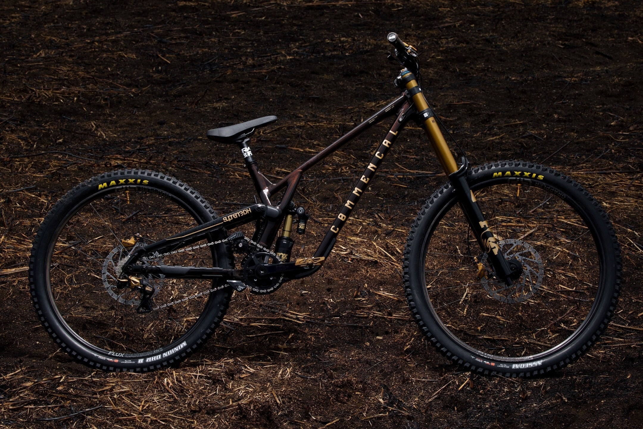 A custom Commencal Supreme DH on Sidekick Flux carbon wheels and Helix Race Alloy GR cranks.