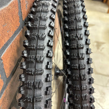 Load image into Gallery viewer, 27.5&quot; TRS Race Carbon Trail Wheelset / AT Tires / Sealant / Valves Bundle